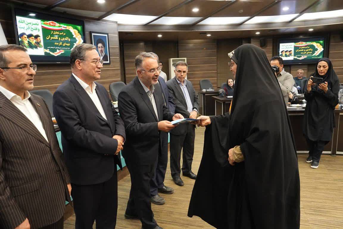 تجلیل از همسران و والدین شهدای کارمند آذربایجانغربی