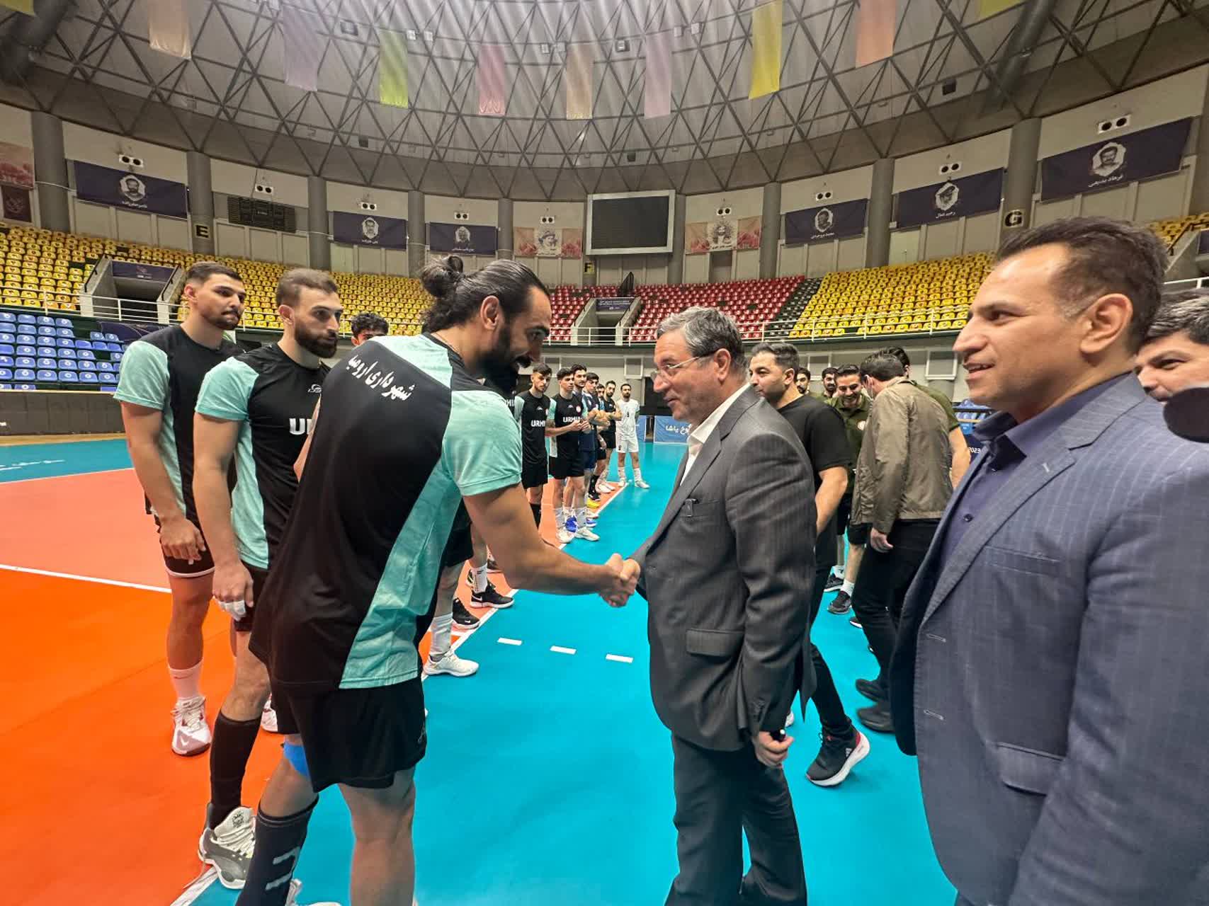 بازدید استاندار آذربایجانغربی از تمرین تیم والیبال شهرداری ارومیه + تصاویر