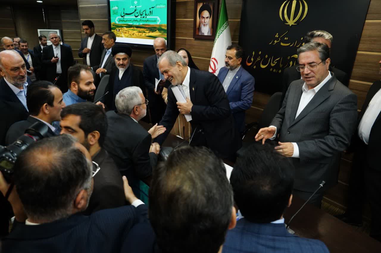 آلبوم تصویری / برگزاری نشست فرهیختگان و فعالان سیاسی، اجتماعی و فرهنگی آذربایجانغربی