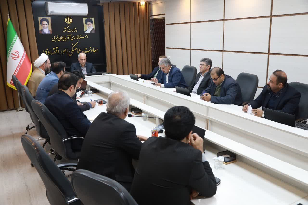 برگزاری جلسه بررسی مشکلات زمینهای اوقاف شهرستان تکاب + تصاویر