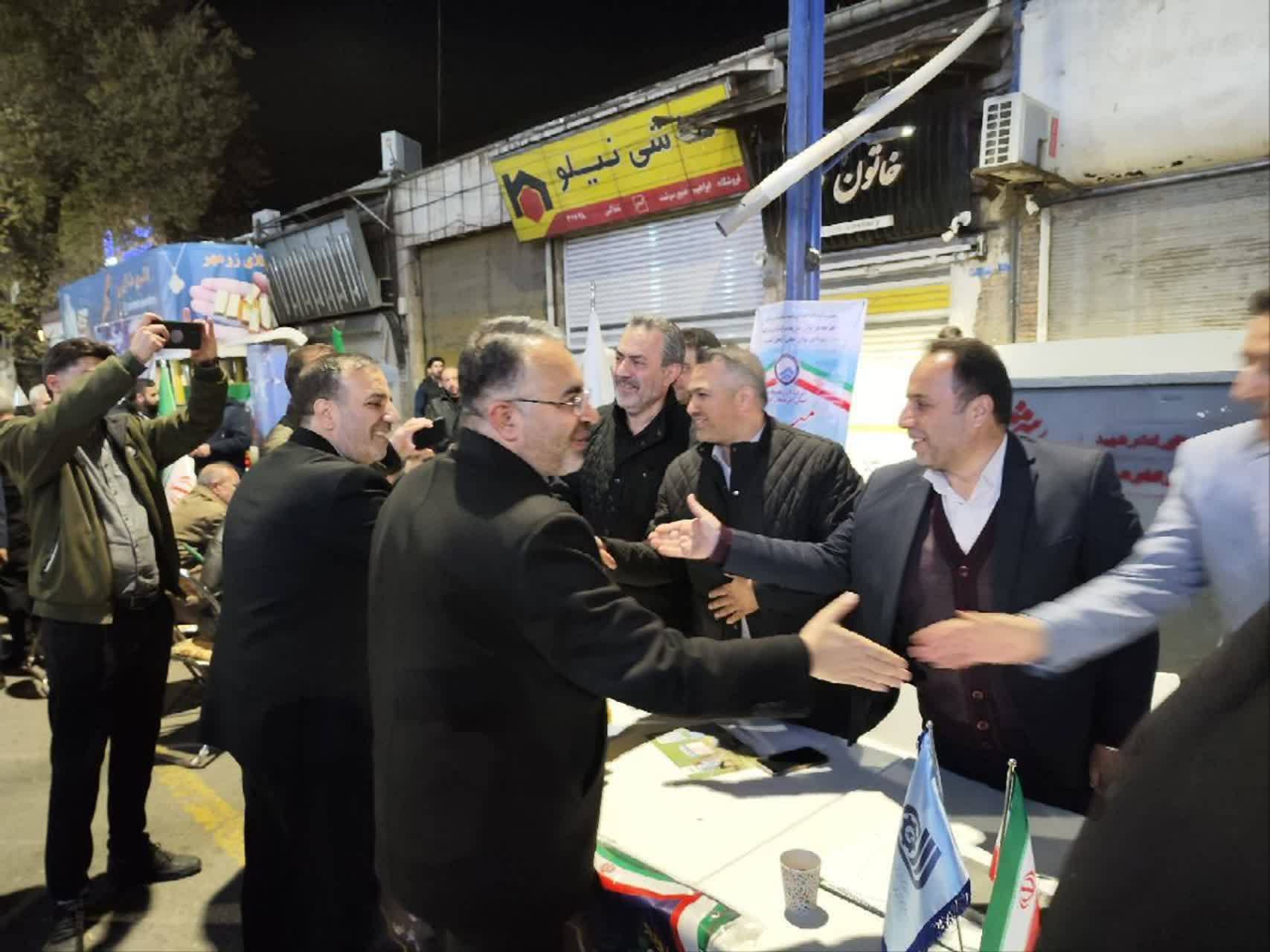 برپایی میز خدمت با حضور مدیران دستگاه های اجرایی و خدمات رسان در حاشیه تجمع مردمی + تصاویر