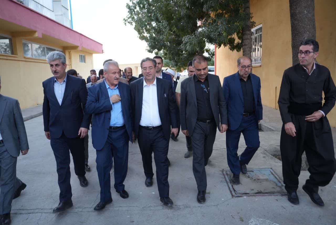 بازدید استاندار آذربایجانغربی از مجتمع زنجیرهای هما مرغ مهاباد + تصاویر