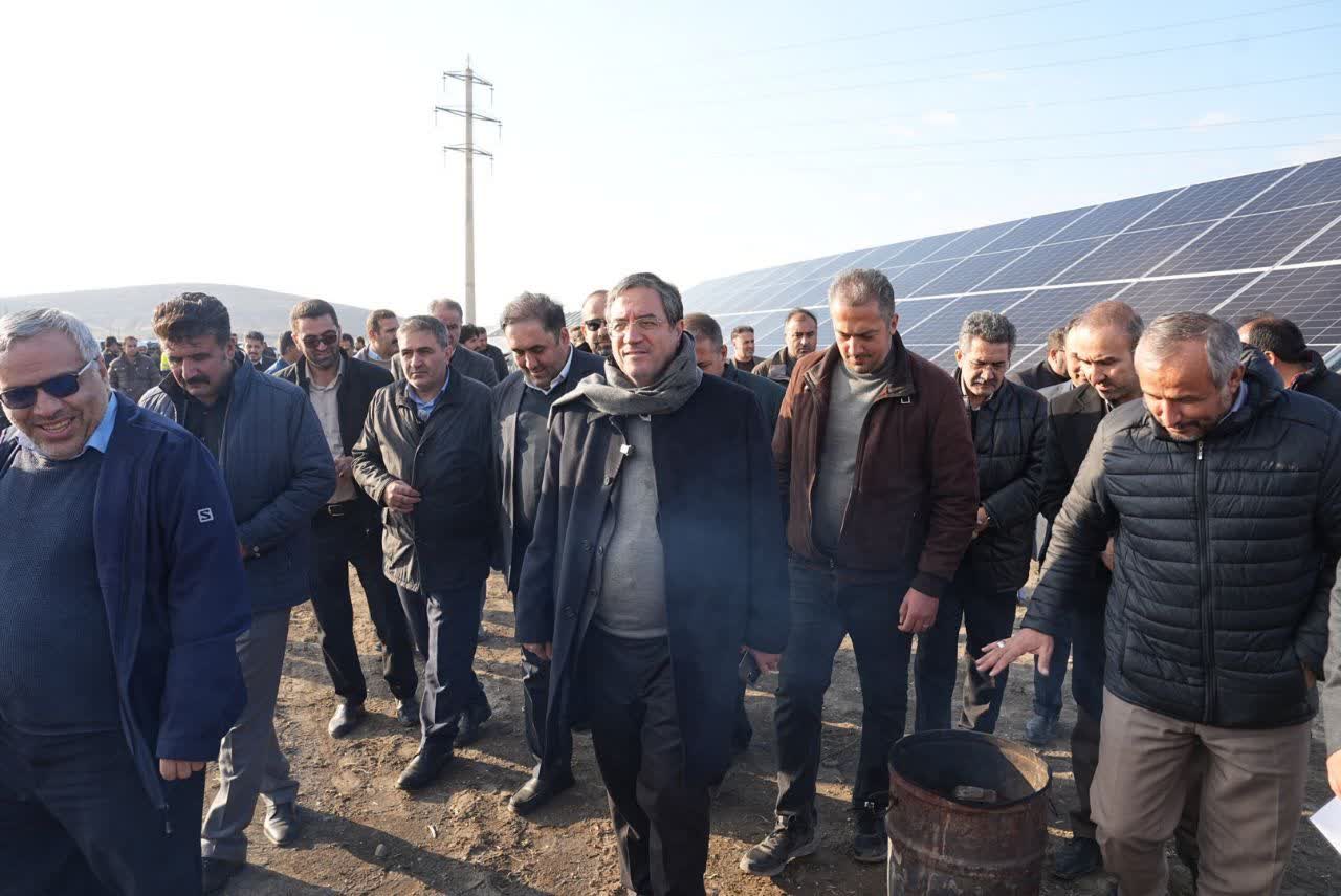 بازدید استاندار آذربایجان‌غربی از نیروگاه برق خورشیدی کارخانه سیمان کاوان بوکان + تصاویر