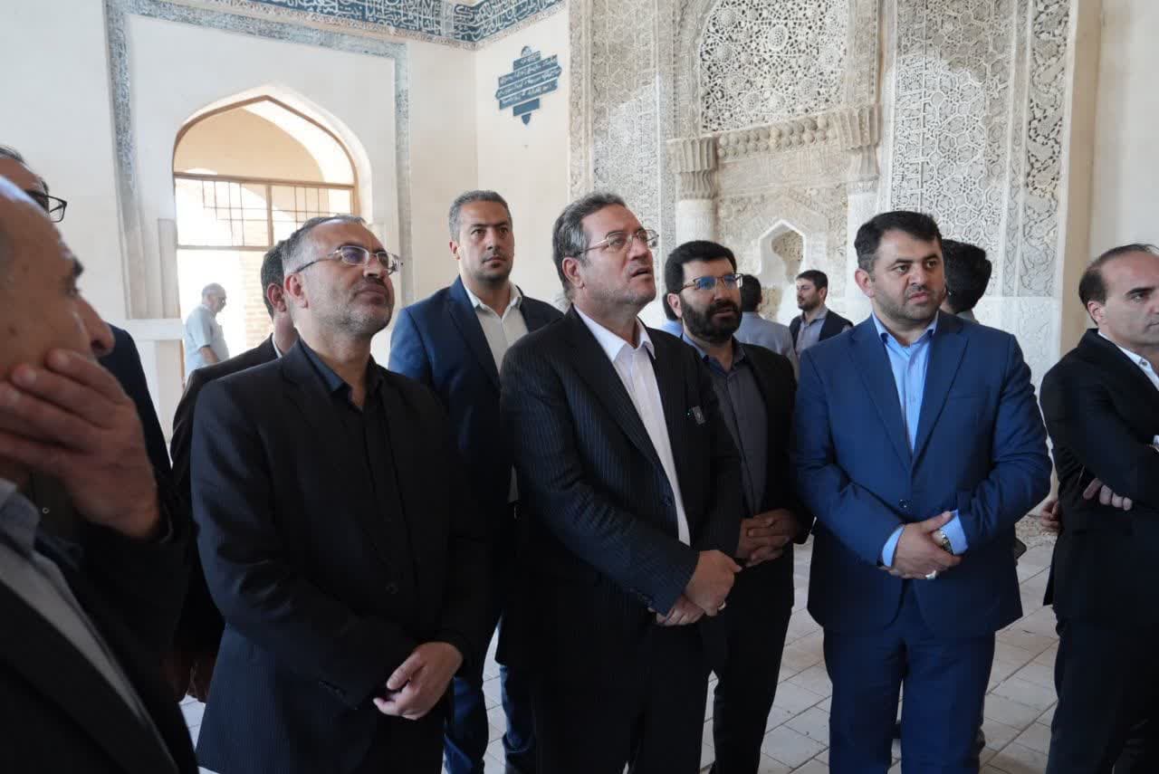 اقامه نماز ظهر و بازدید استاندار آذربایجانغربی از مسجد جامع ارومیه + تصاویر