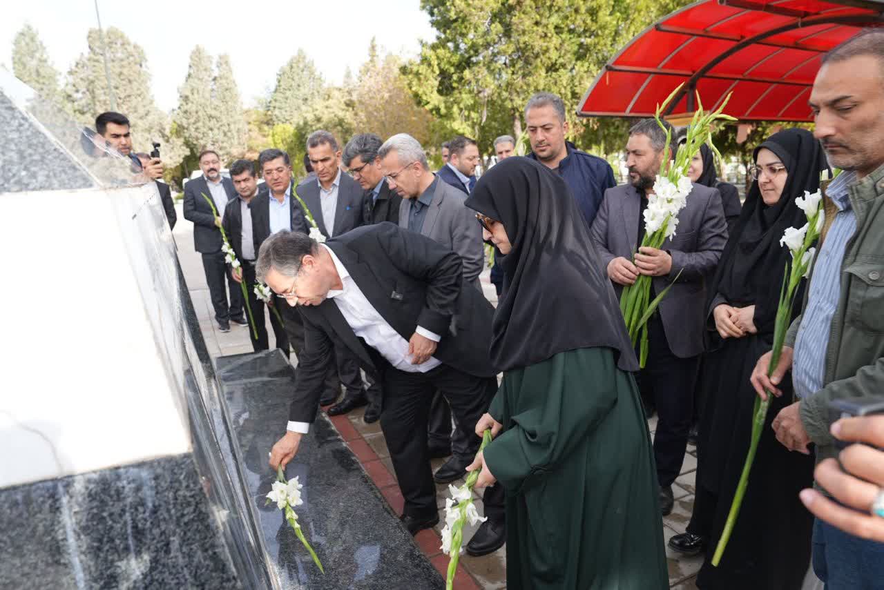 ادای احترام معاون رئیس‌جمهور و استاندار آذربایجان‌غربی به مقام شامخ شهدای ارومیه + تصاویر