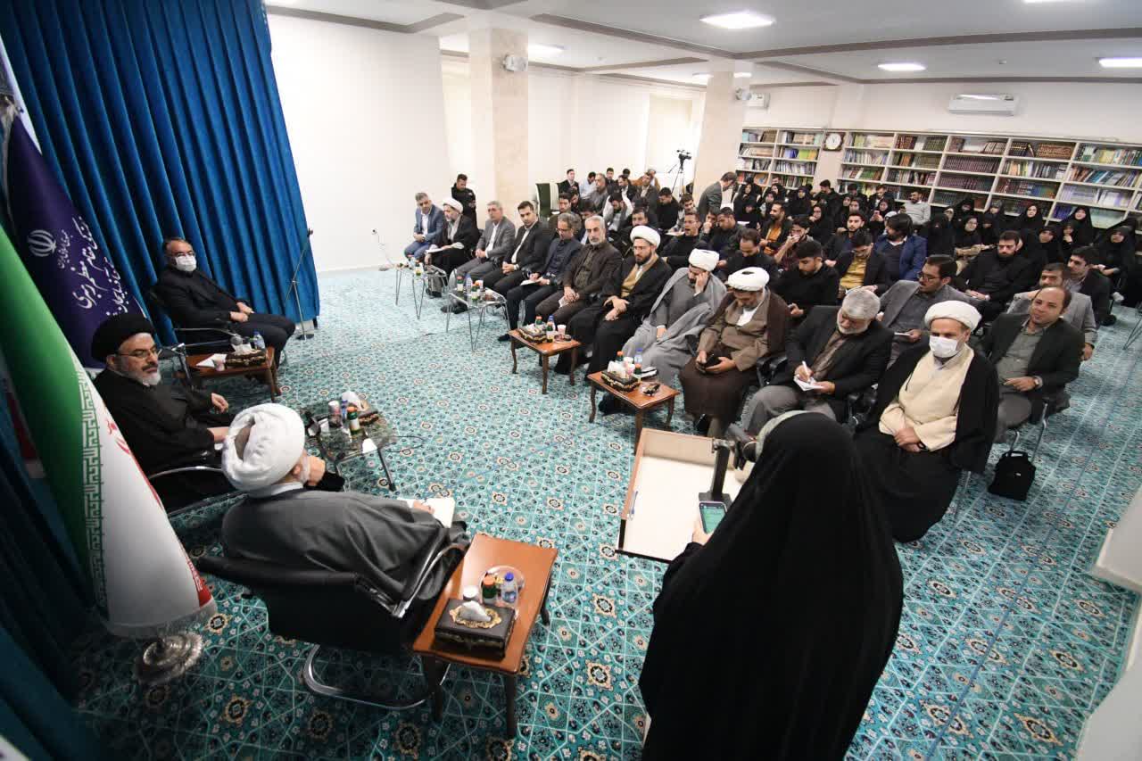 برگزاری نشست صمیمی تشکلهای دانشجویی با نماینده ولیفقیه در آذربایجانغربی + تصاویر