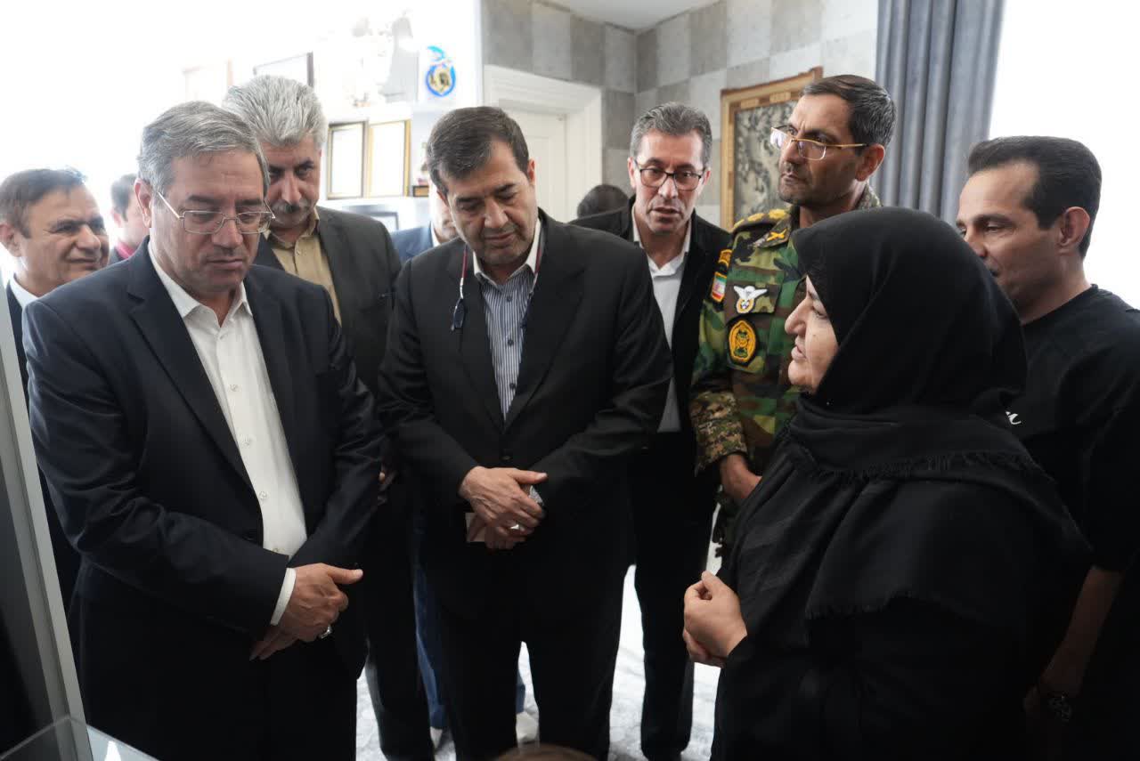 دیدار وزیر ورزش و جوانان و استاندار آذربایجانغربی با خانواده شهید حیدری + تصاویر