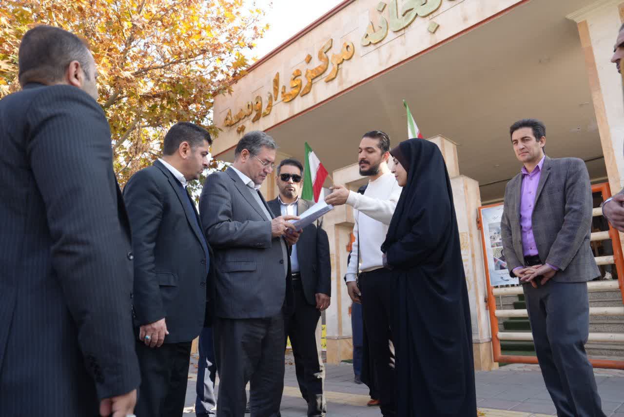 بازدید استاندار آذربایجانغربی از بخشهای مختلف کتابخانه مرکزی ارومیه + تصاویر