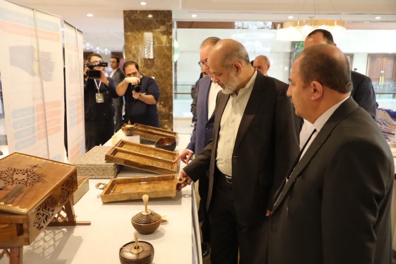 بازدید وزیر کشور از غرفههای صنایعدستی استانهای شمال غرب کشور در ارومیه + تصاویر