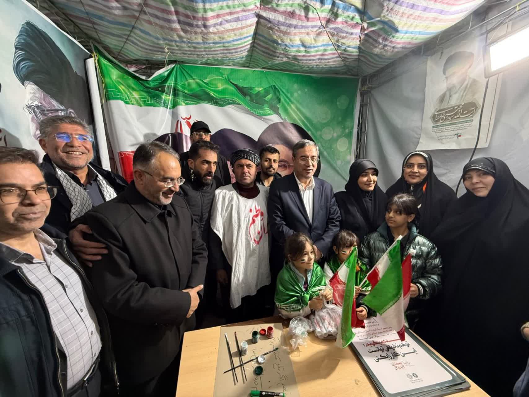 حضور شبانه استاندار آذربایجان‌غربی در میان مردم و بازدید از موکب‌های مستقر در ارومیه + تصاویر