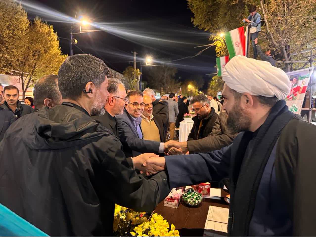 برپایی میز خدمت با حضور مدیران دستگاه های اجرایی و خدمات رسان در حاشیه تجمع مردمی + تصاویر