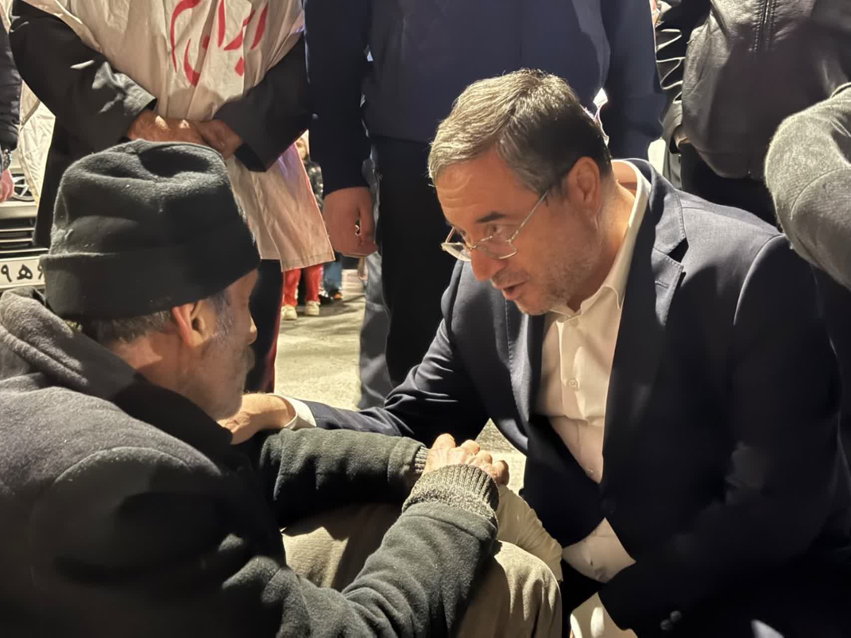 حضور شبانه استاندار آذربایجان‌غربی در میان مردم و بازدید از موکب‌های مستقر در ارومیه + تصاویر