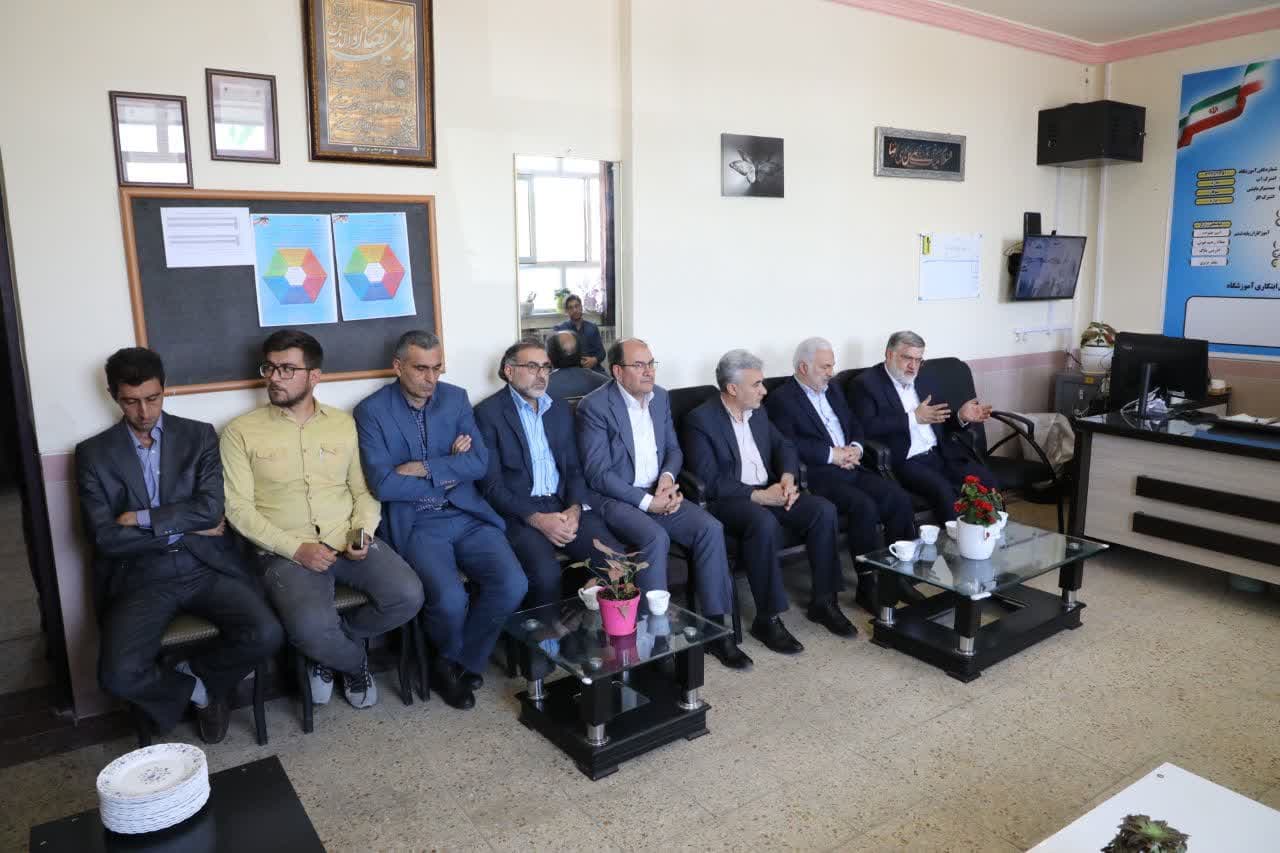 آلبوم تصویری / حضور استاندار آذربایجانغربی در جمع معلمان مدرسه شهید عبدیلی