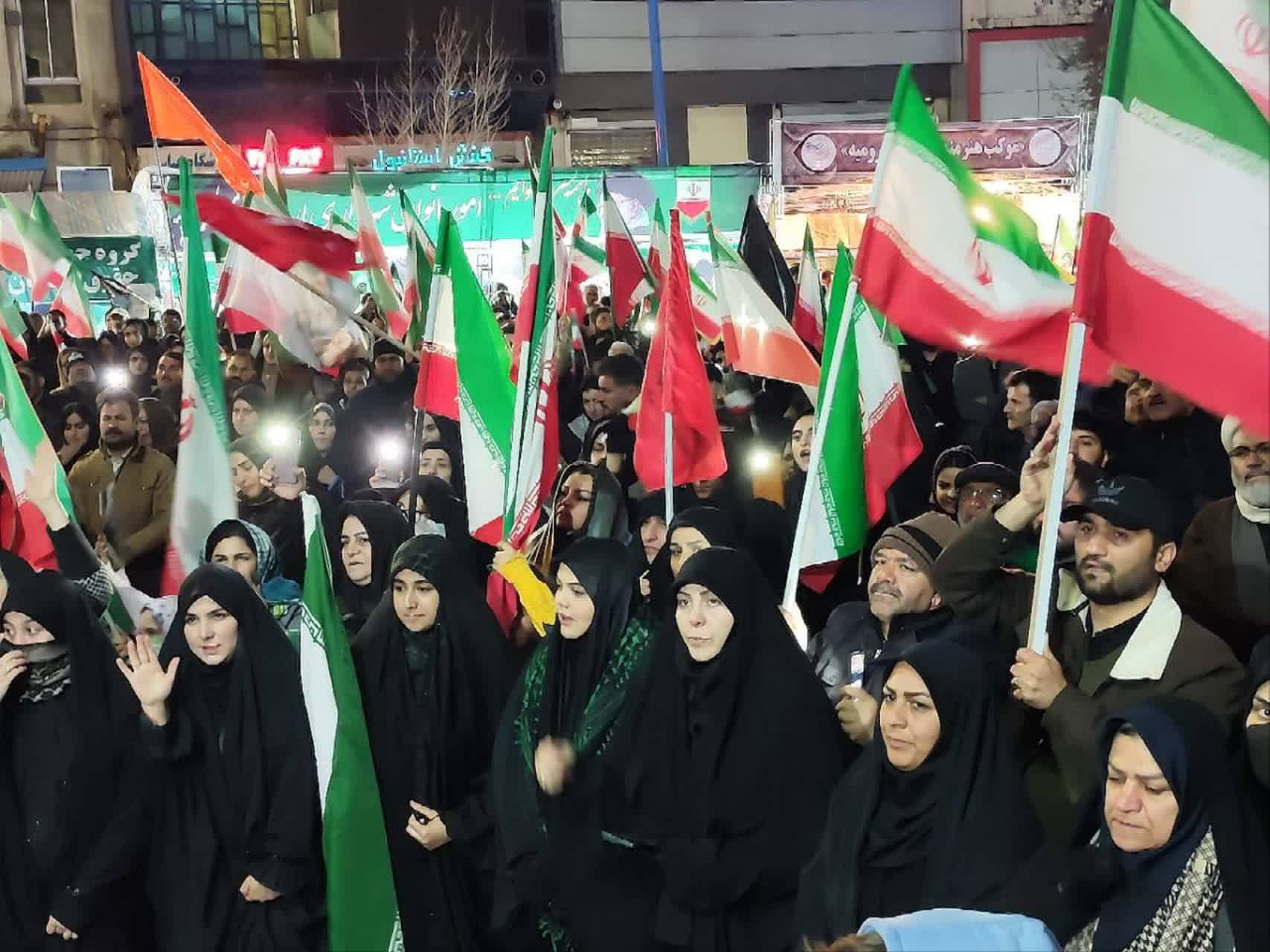 تداوم اجتماع شبانه مردم، لبیک به ندای رهبر و استمرار مقاومت