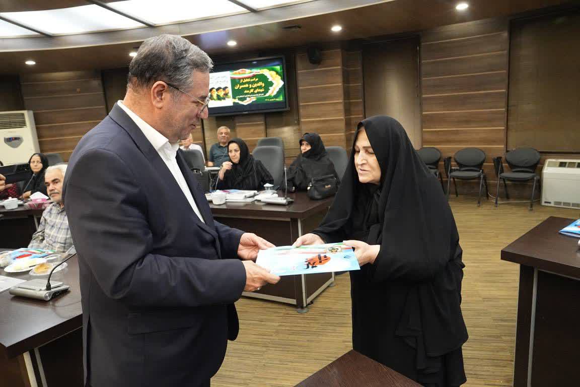 تجلیل از همسران و والدین شهدای کارمند آذربایجانغربی