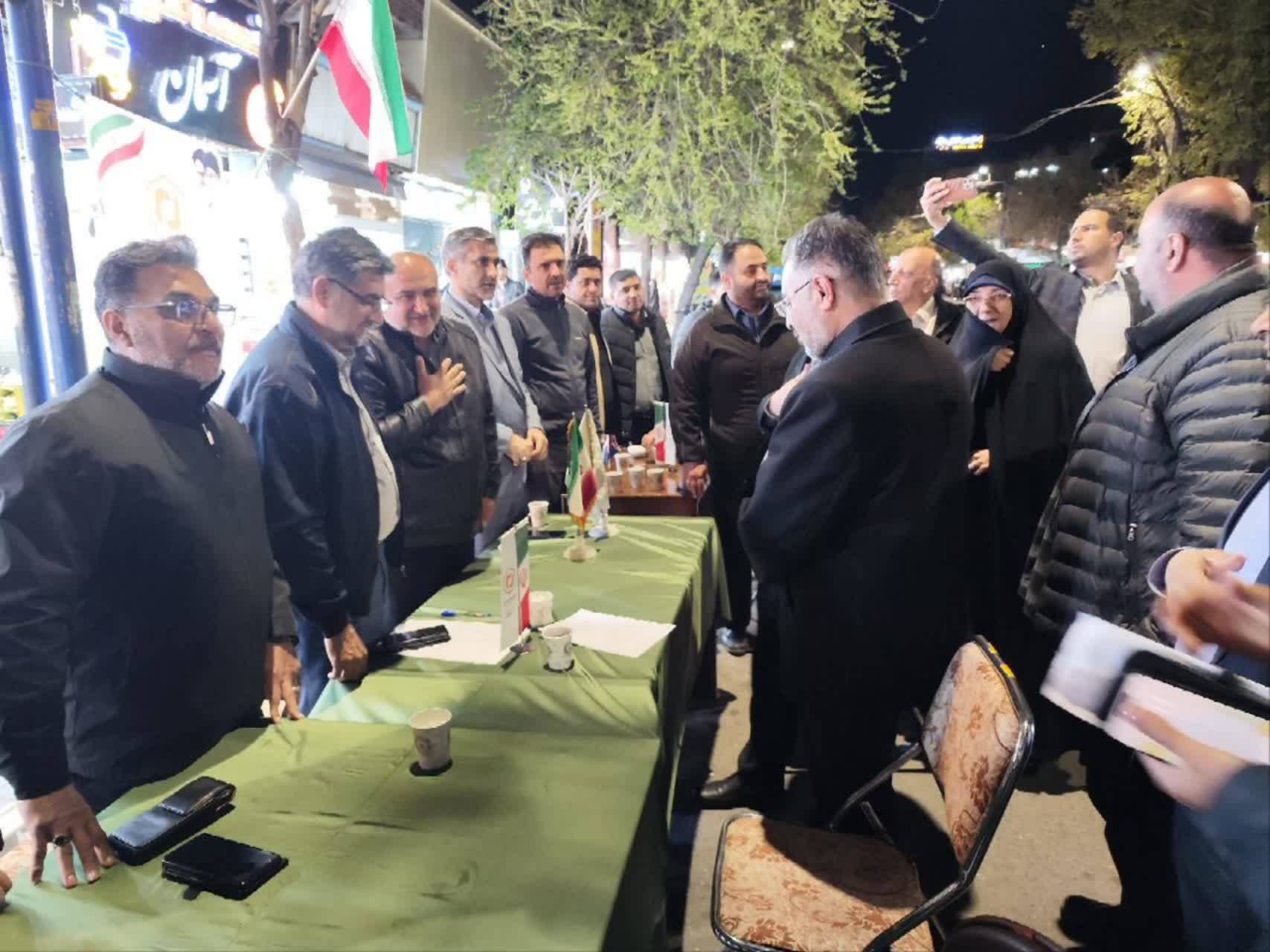 برپایی میز خدمت با حضور مدیران دستگاه های اجرایی و خدمات رسان در حاشیه تجمع مردمی + تصاویر