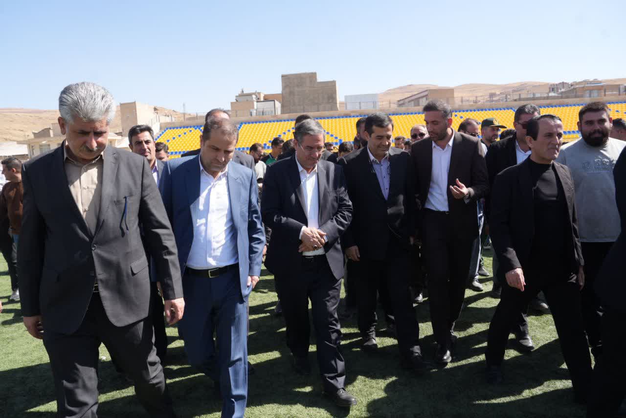 بازدید وزیر ورزش و جوانان و استاندار آذربایجانغربی از ورزشگاه آزادی مهاباد + تصاویر