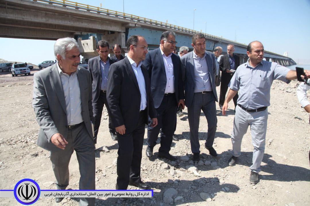 بازدید معاونین استانداراز مراحل ساماندهی میانگذر دریاچه ارومیه