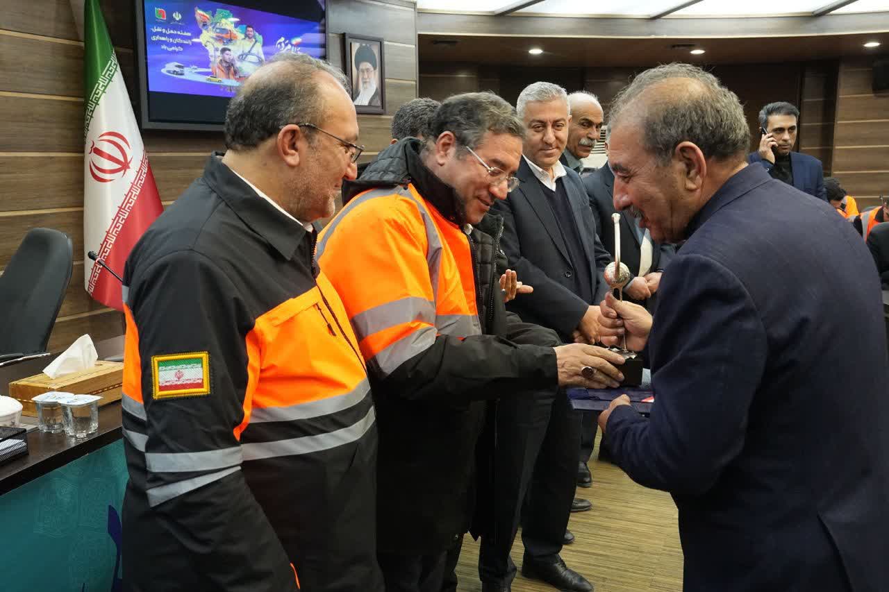 برگزاری نشست صمیمی استاندار آذربایجانغربی با فعالان حملونقل جادهای + تصاویر