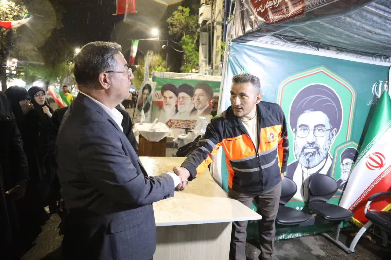 حضور استاندار آذربایجان‌غربی در میزهای خدمت شبانه ارومیه + تصاویر