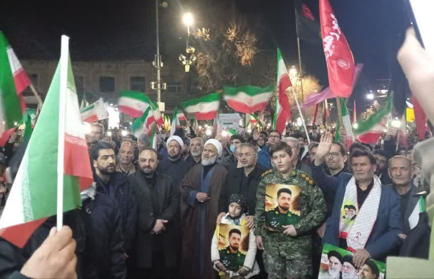تداوم تجمع شبانه مردم ارومیه برای بیعت با رهبری و محکومیت تجاوز وحشیانه دشمنان
