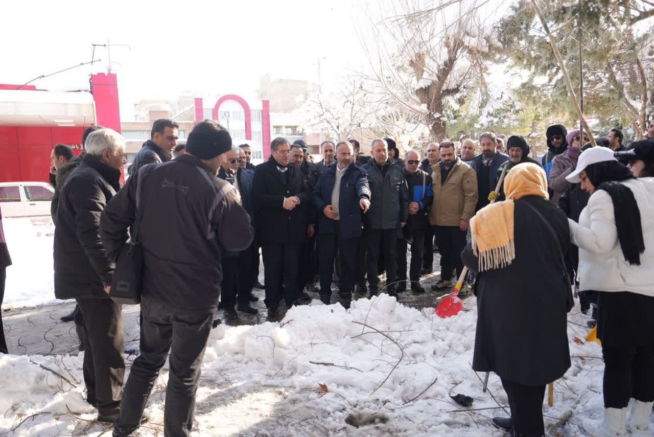 آلبوم تصویری / بازدید میدانی استاندار آذربایجانغربی از روند جمع آوری برف در مناطق مختلف ارومیه
