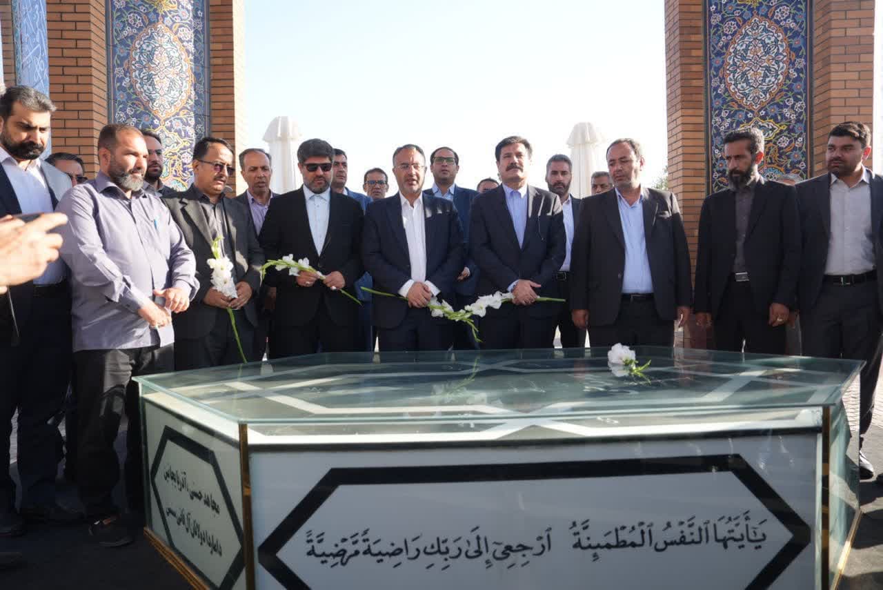 ادای احترام معاون رئیسجمهور به مقام شامخ شهدای ارومیه + تصاویر