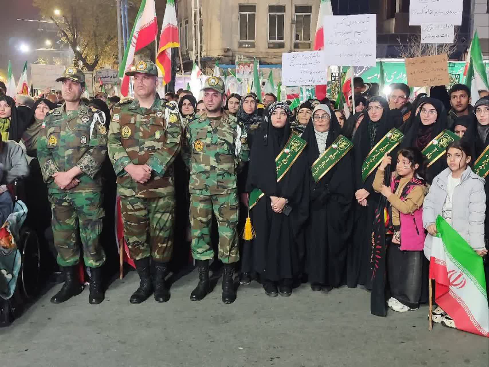 شبی دیگر از شبهای پرغرور و تاریخی ایران و استمرار و تدوام تجمع شبانه مردم ارومیه + تصاویر