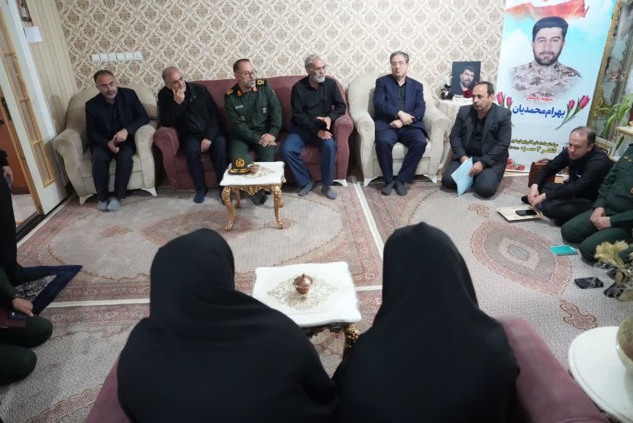 تکریم خانواده شهدای اقتدار ایران در ارومیه + تصاویر