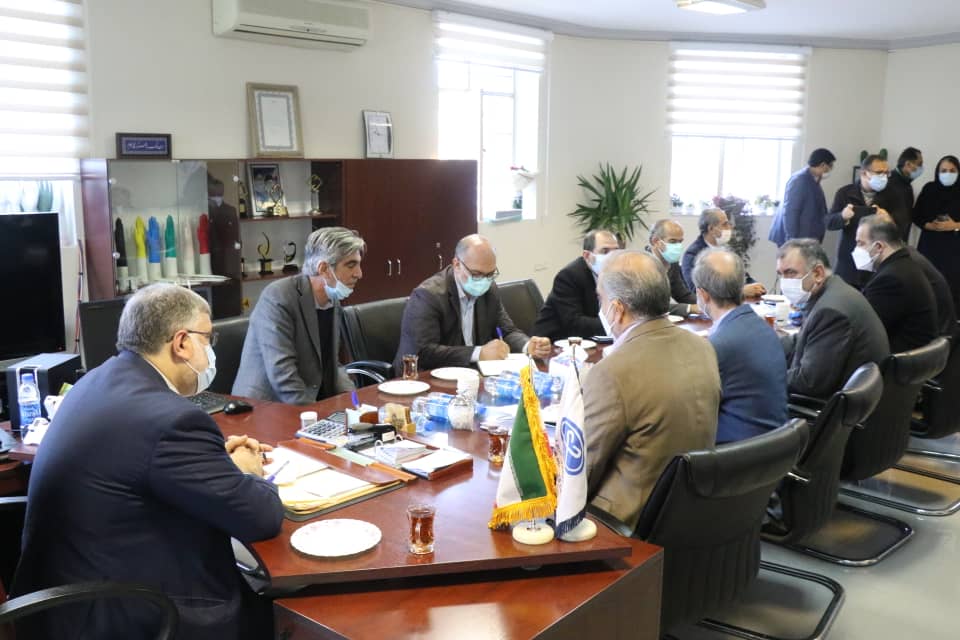 بازدید محمدصادق معتمدیان، استاندار آذربایجان غربی از شرکت دستکش حریر ایران در ارومیه
