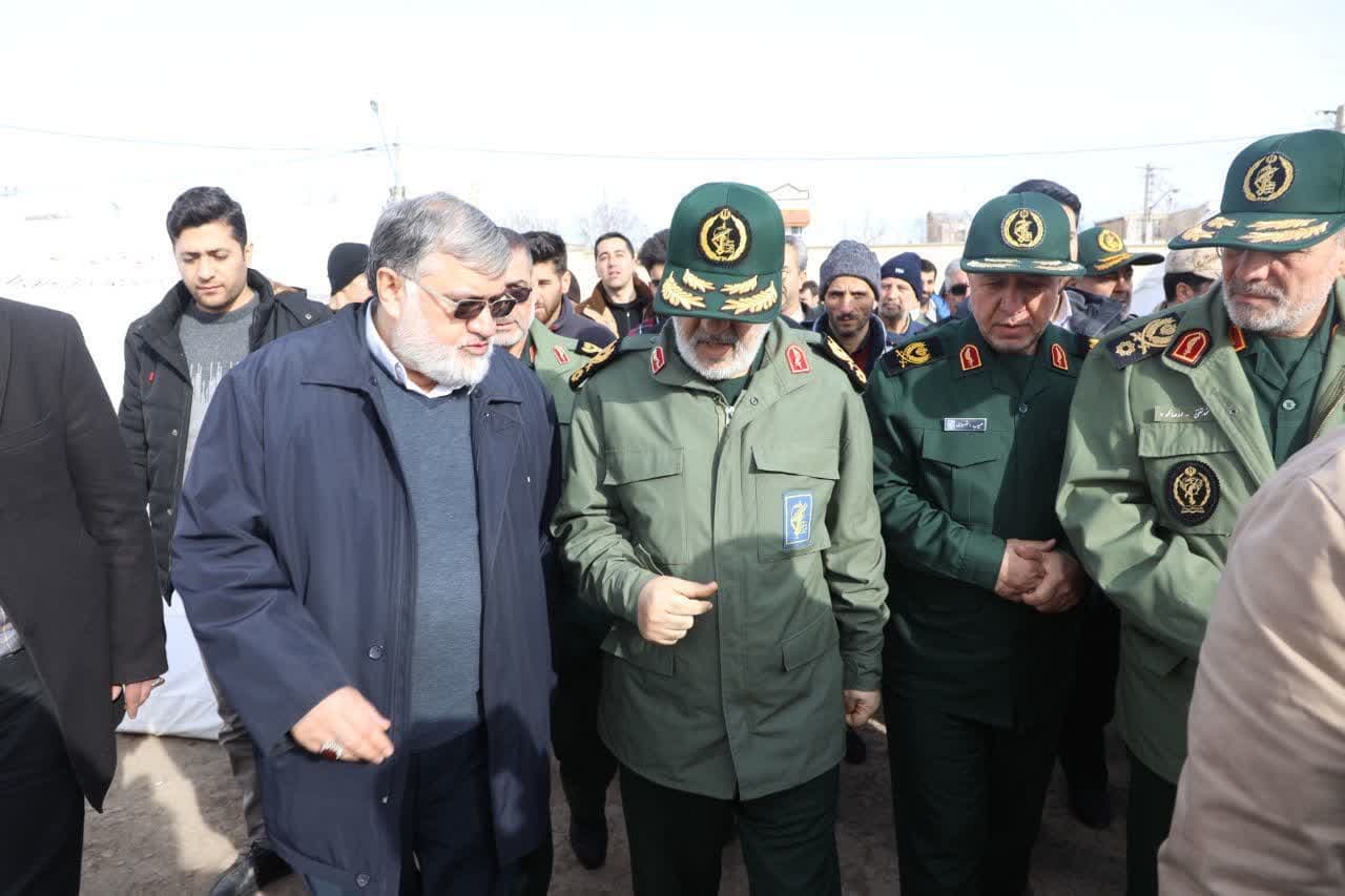 بازدید فرمانده سپاه پاسداران انقلاب اسلامی از روند اسکان اضطراری زلزله زدگان شهرستان خوی + تصاویر