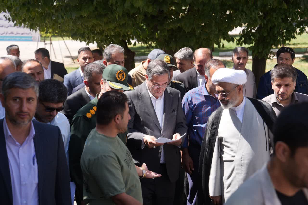 ادای احترام استاندار آذربایجانغربی به مقام شامخ شهدای شهرستان تکاب + تصاویر