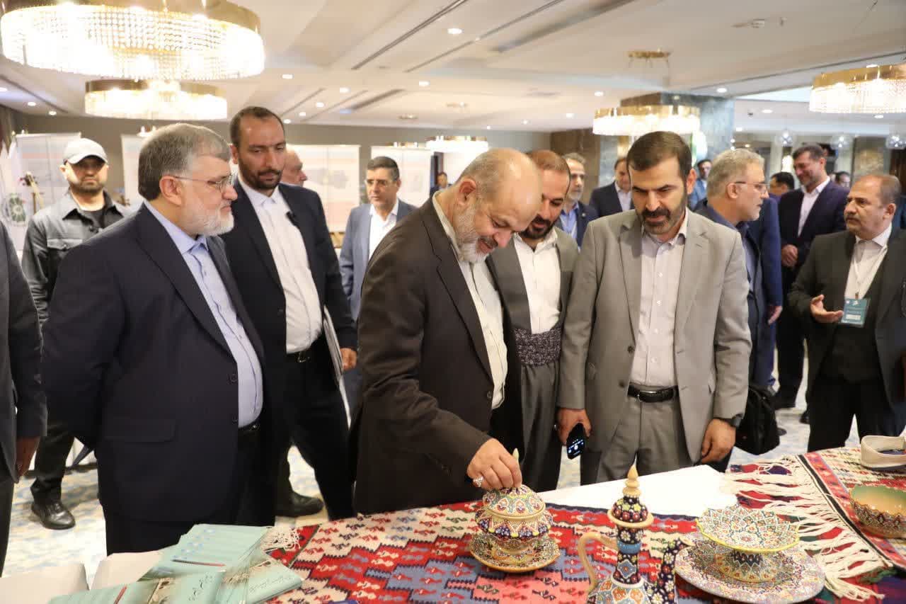 بازدید وزیر کشور از غرفههای صنایعدستی استانهای شمال غرب کشور در ارومیه + تصاویر