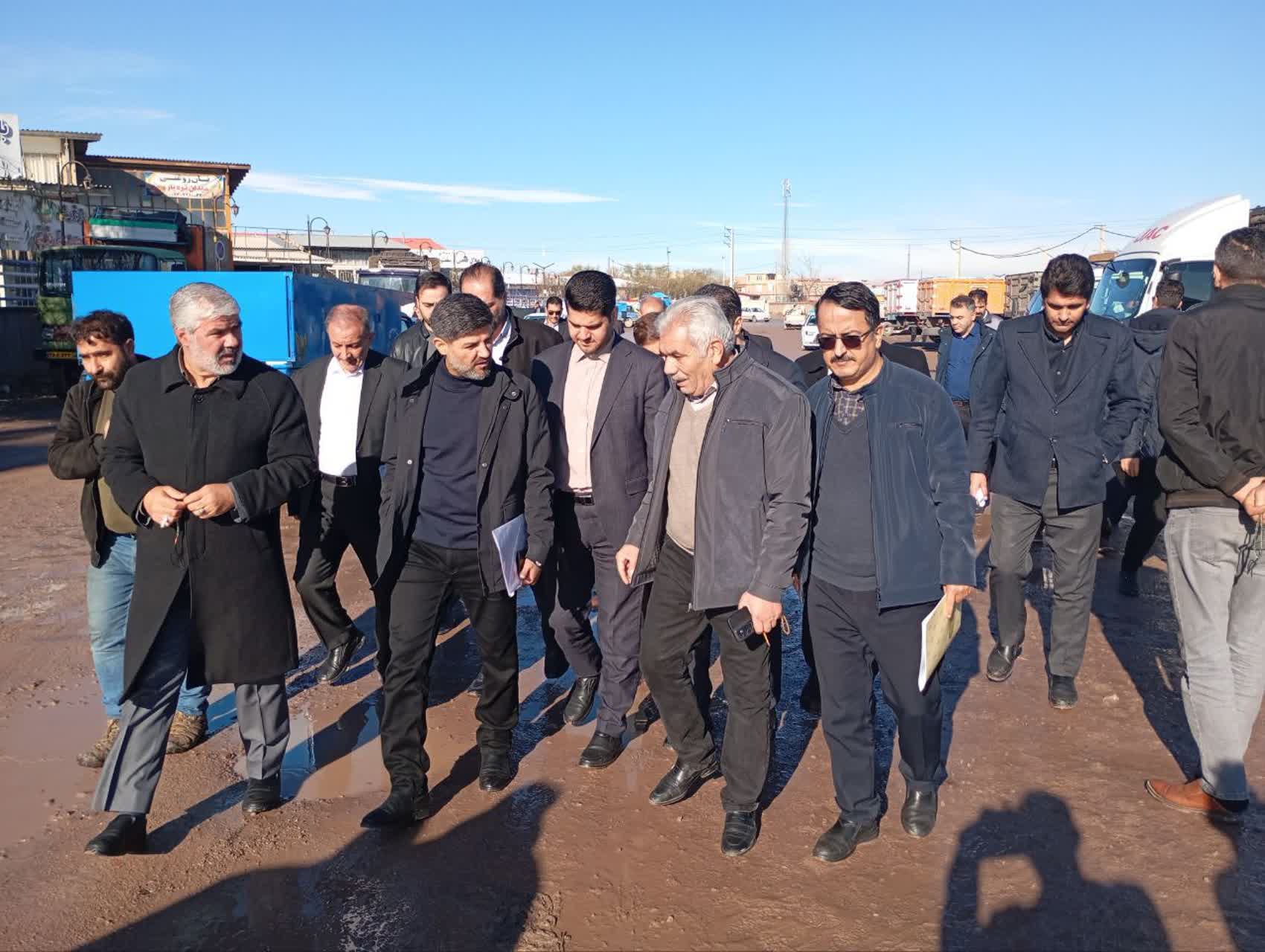 بازدید معاون هماهنگی امور عمرانی استاندار آذربایجان‌غربی از زمین جنب میدان میوه و تره‌بار + تصاویر