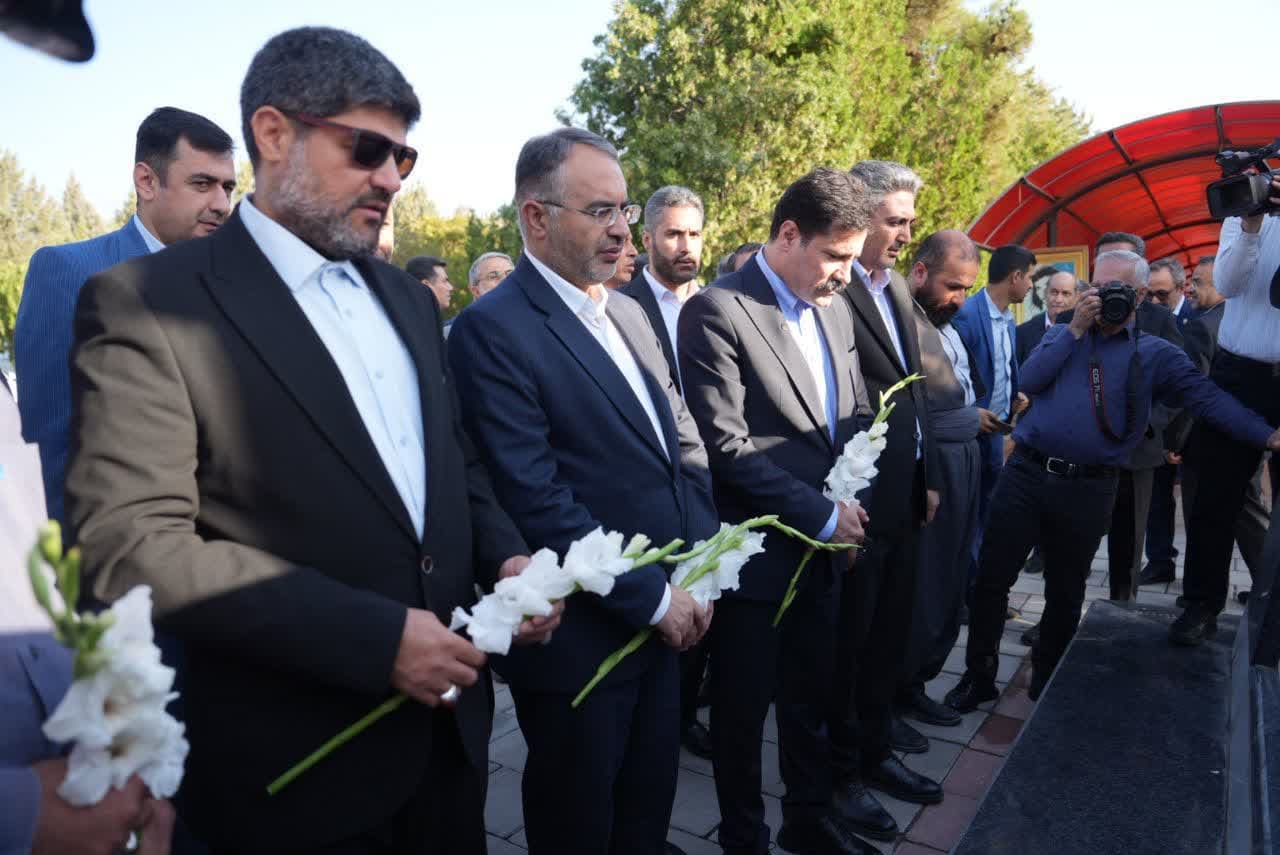 ادای احترام معاون رئیسجمهور به مقام شامخ شهدای ارومیه + تصاویر
