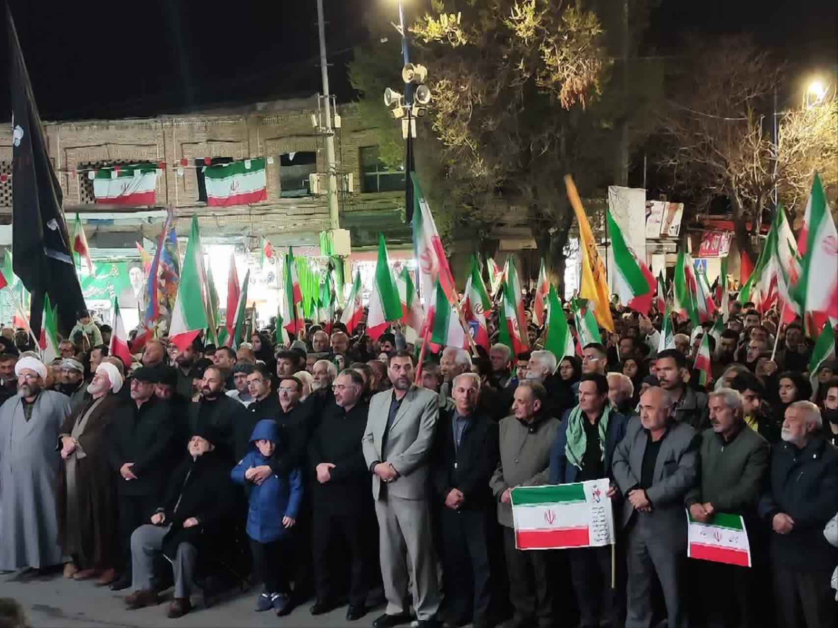 حضور شبانه مردم در خیابان‌ها و میادین اصلی شهر نماد ایستادگی و صلابت