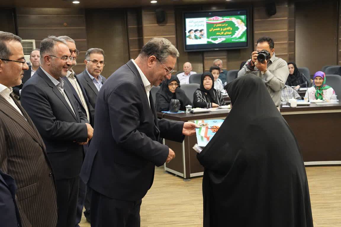 تجلیل از همسران و والدین شهدای کارمند آذربایجانغربی