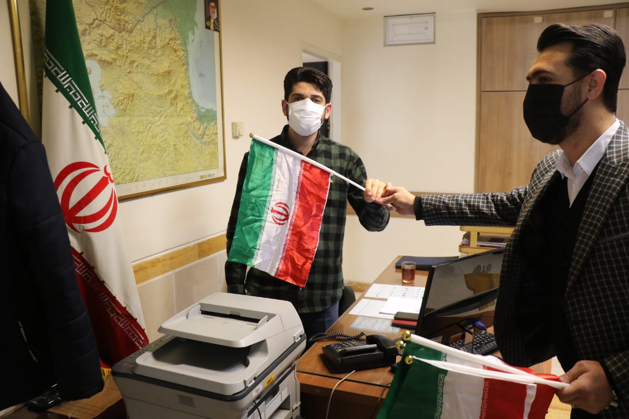 مشارکت همکاران استانداری در پویش پرچم افتخار در چهل و سومین سالگرد پیروزی انقلاب اسلامی