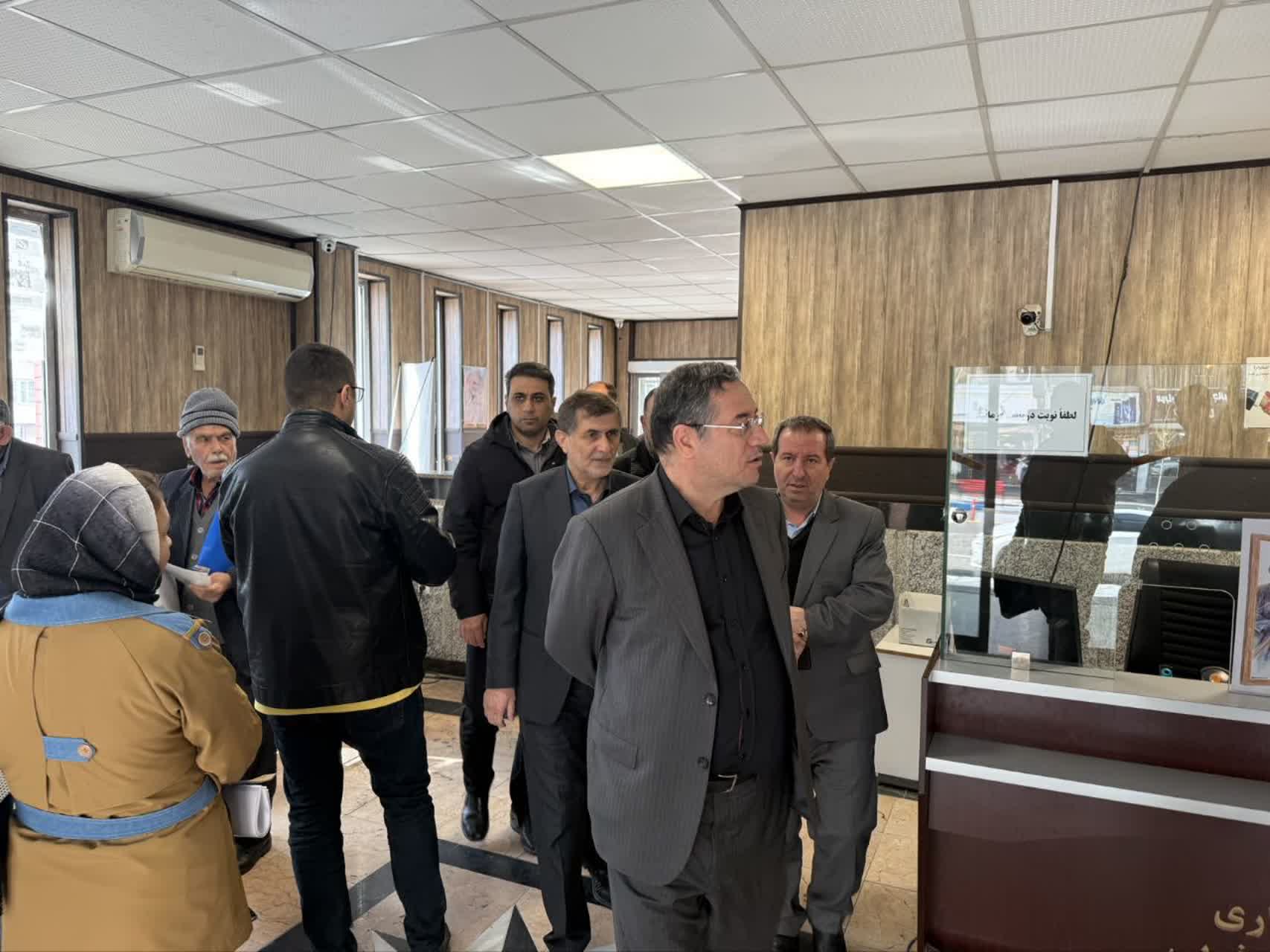 بازدید استاندار آذربایجان‌غربی از محل میز خدمت استانداری + تصاویر