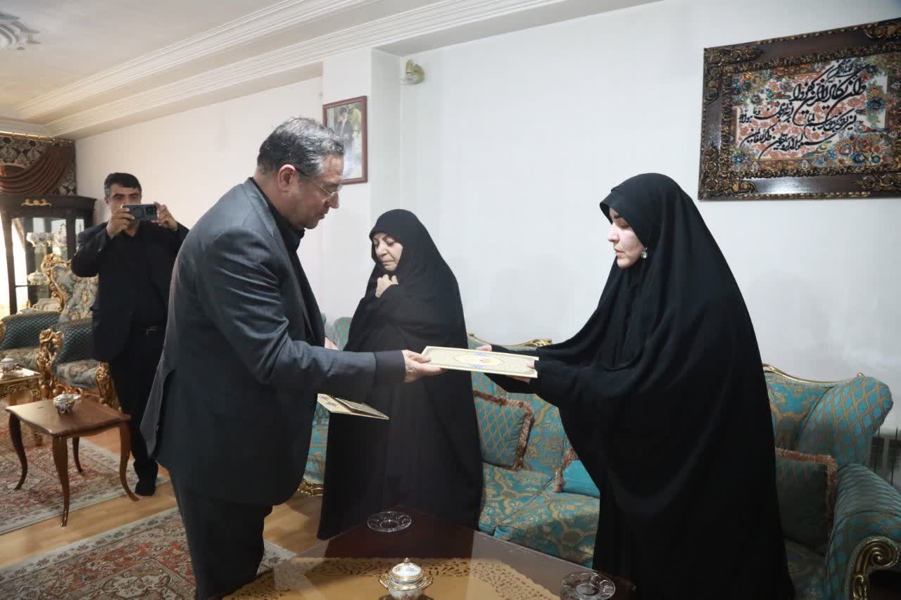 دیدار استاندار آذربایجان‌غربی با خانواده شهیدان علیپور و عبادی در ارومیه + تصاویر