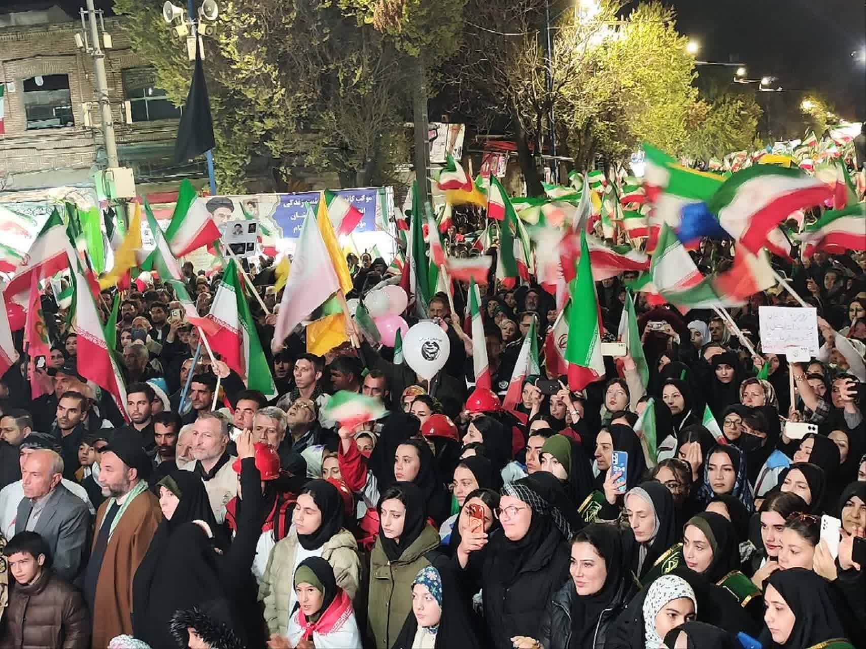 تداوم حضور گسترده مردم ارومیه در تجمع شبانه / حضور دختران مدافع وطن در آستانه روز دختر از جلوه های ویژه امشب بود