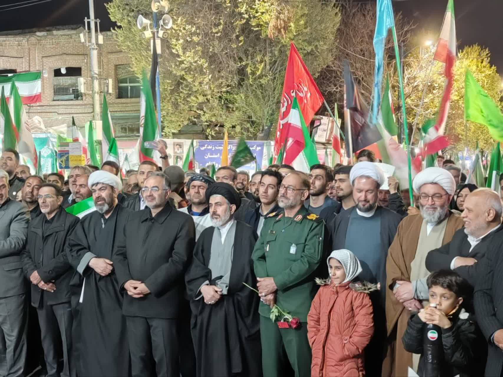 استمرار اجتماع شبانه مردم ارومیه / مردم غیور و فهیم قهرمانان میدان، افتخارآفرینان ملی + تصاویر