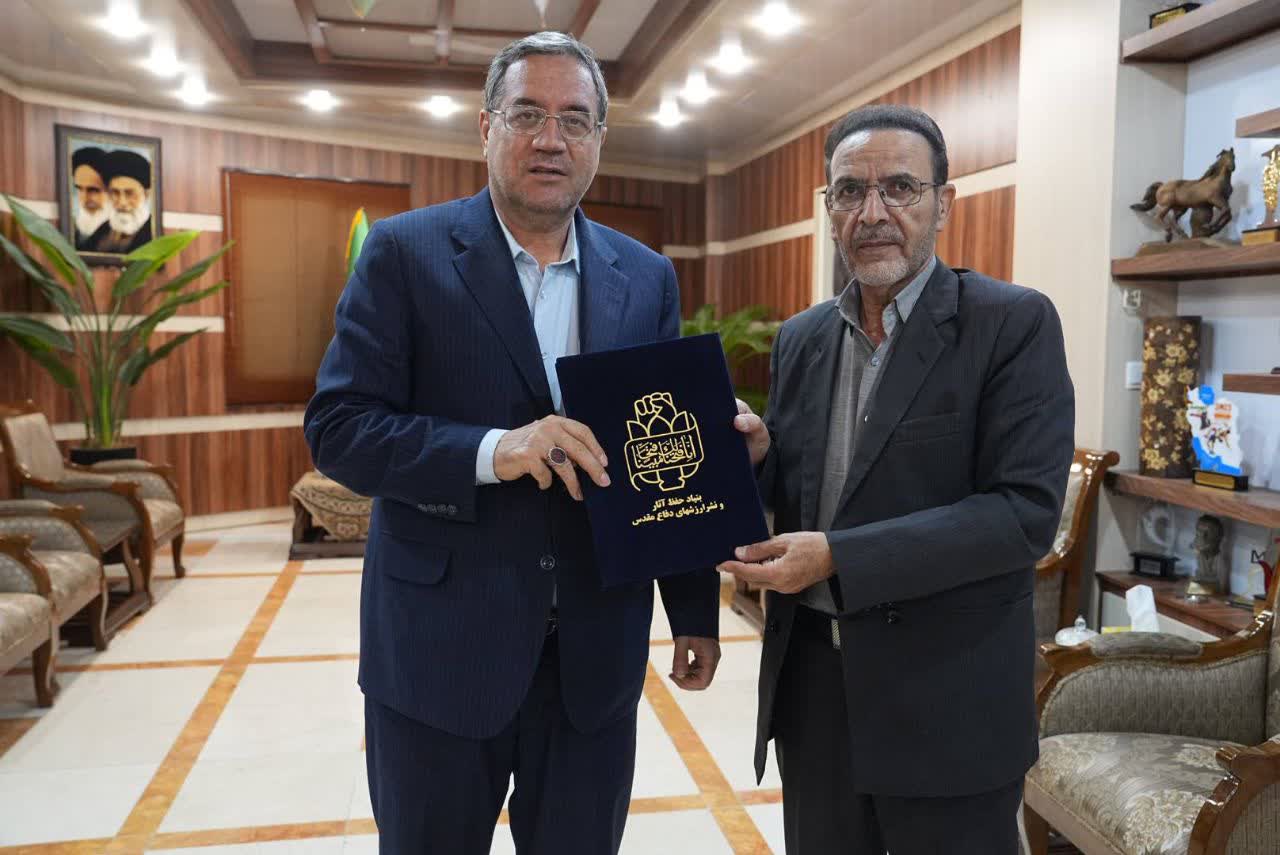قدردانی از استاندار آذربایجانغربی بهپاس حمایت از خانواده شهدا و توسعه فرهنگ دفاع مقدس