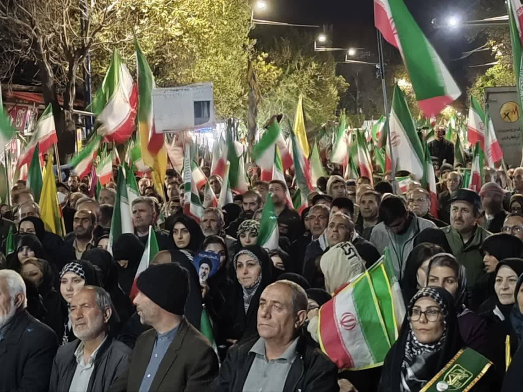 تداوم حضور شبانه مردم در خیابان/ اتحاد آهنین و قدرتمند اقشار مختلف مردم ارومیه در تجمعات شبانه بر علیه متجاوزین جنایتکار