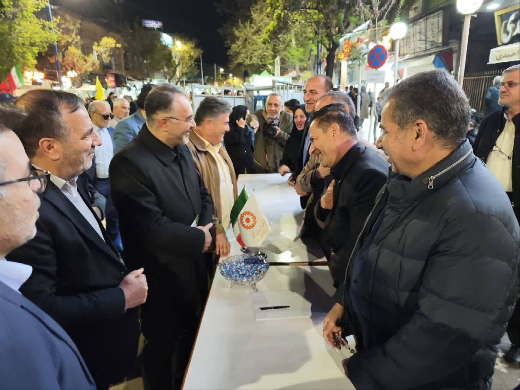 برپایی میز خدمت با حضور مدیران دستگاه های اجرایی و خدمات رسان در حاشیه تجمع مردمی + تصاویر