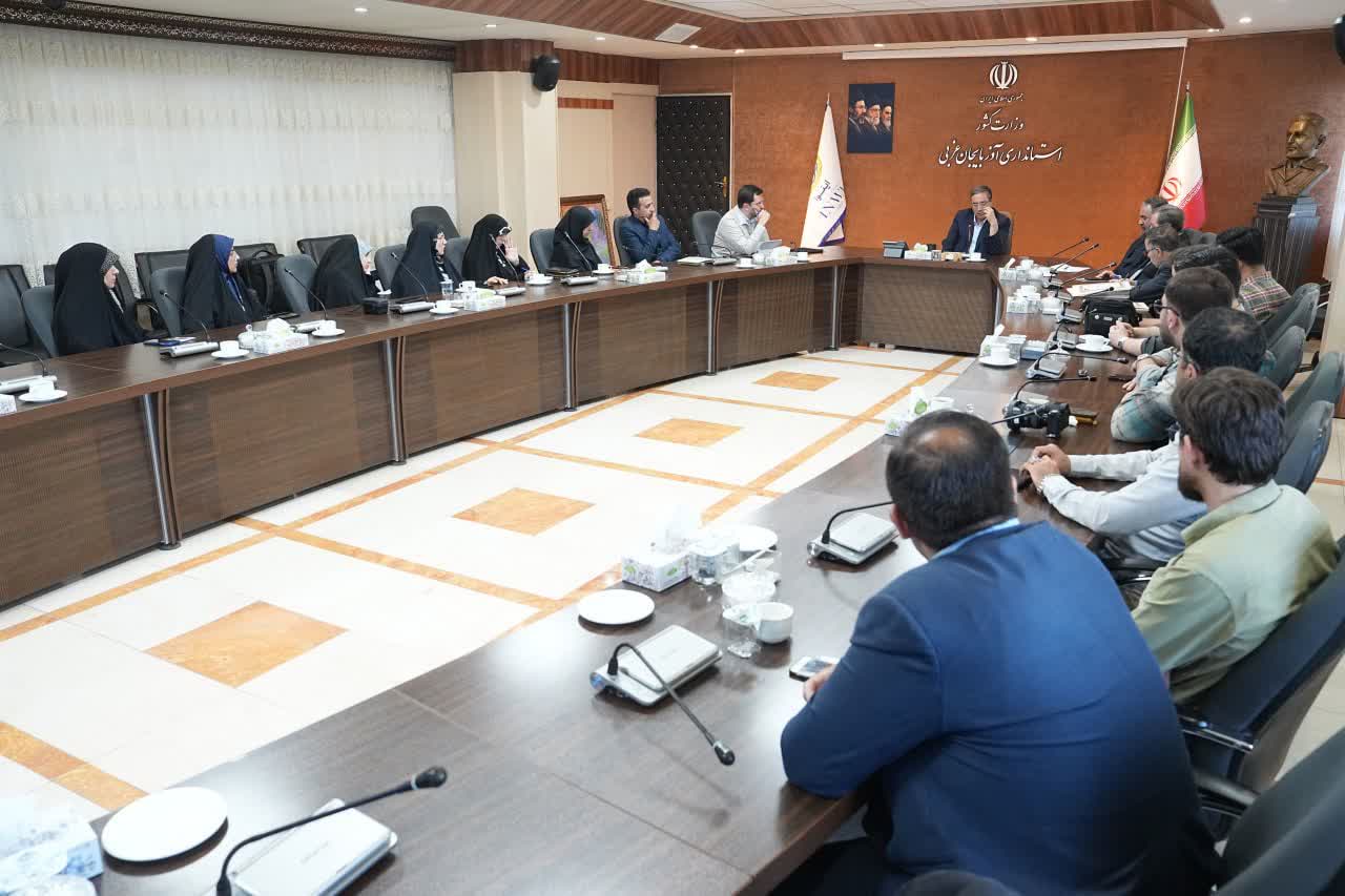 دیدار جمعی از مستندسازان حوزه هنری استان با استاندار آذربایجانغربی + تصاویر