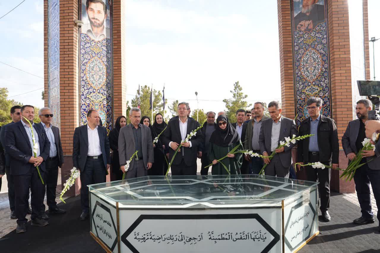 ادای احترام معاون رئیس‌جمهور و استاندار آذربایجان‌غربی به مقام شامخ شهدای ارومیه + تصاویر