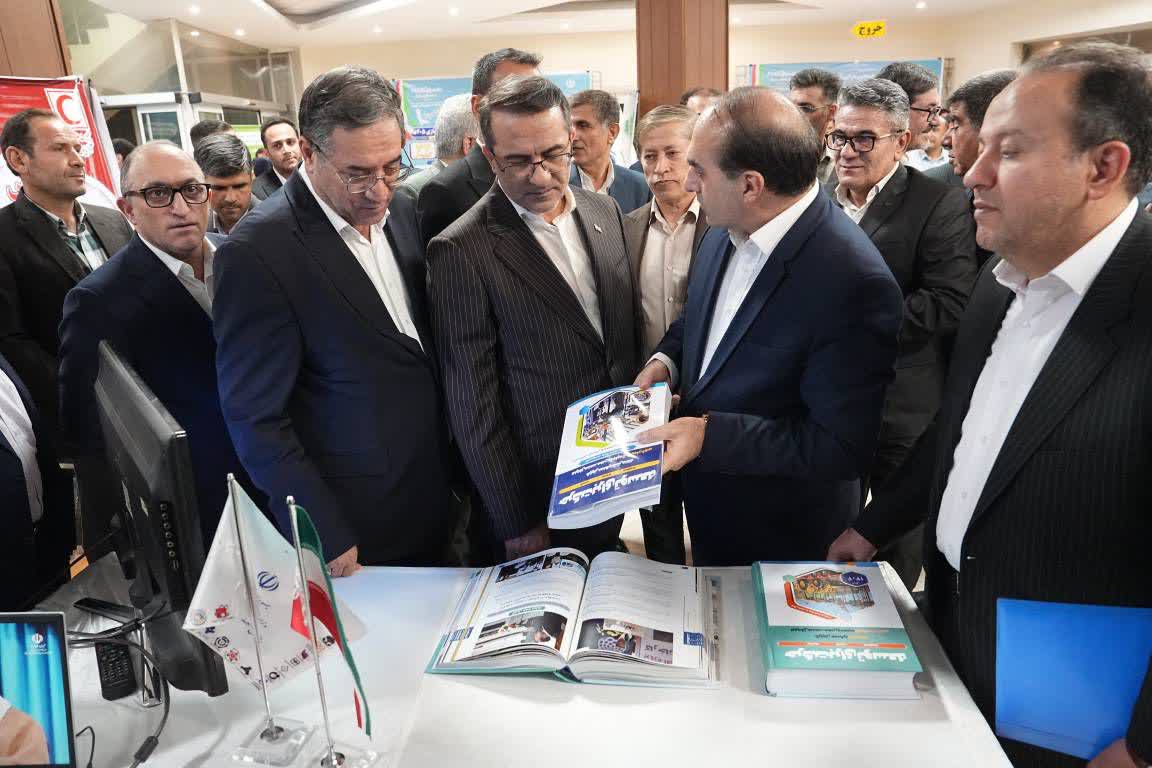بازدید معاون رئیس‌جمهور و استاندار آذربایجان‌غربی از نمایشگاه دستاوردهای دستگاه‌های اجرایی + تصاویر