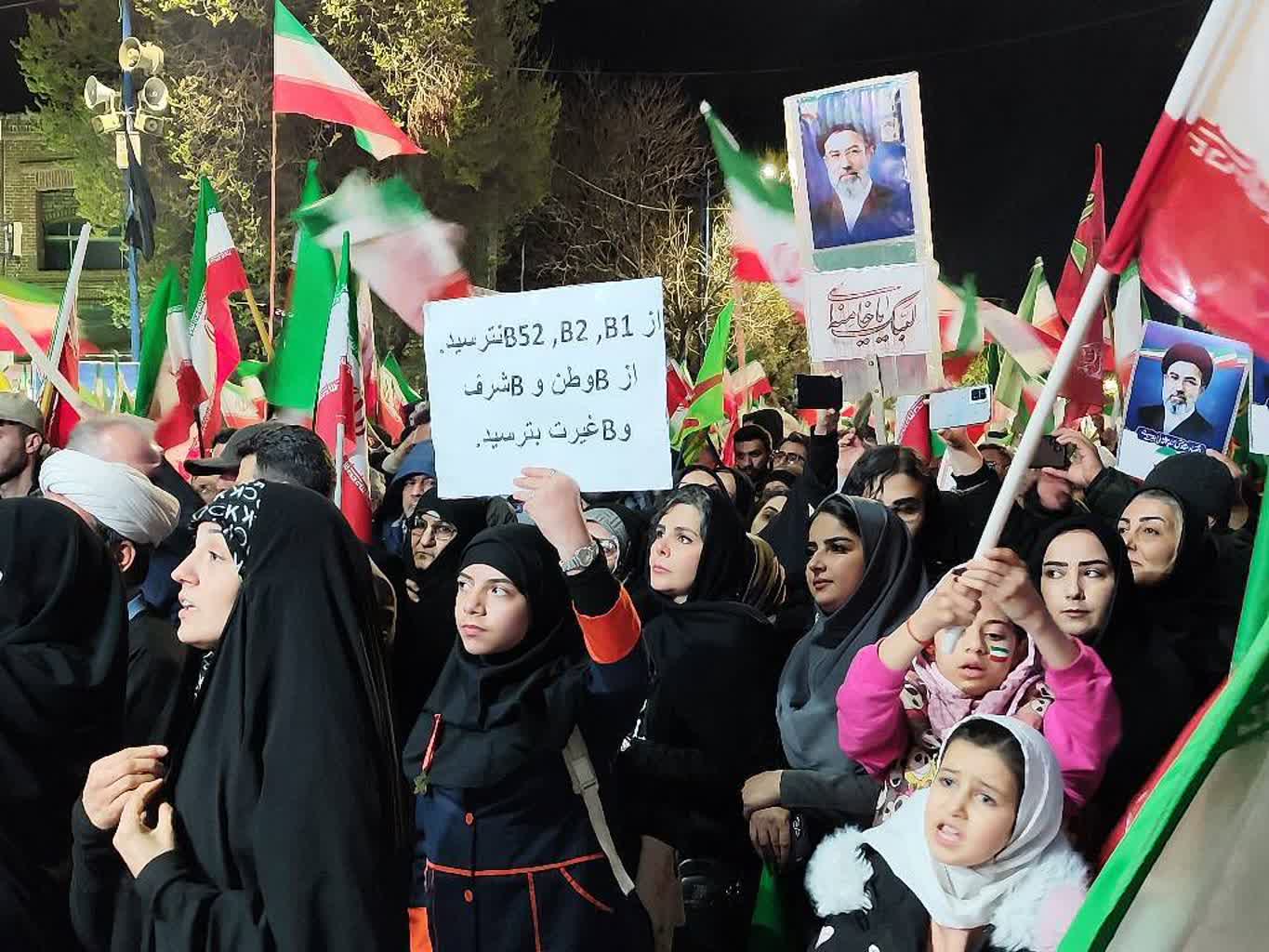 تداوم تجمع شبانه مردم ارومیه و برگزاری آیین چهلم شهدای دانش‌آموز میناب