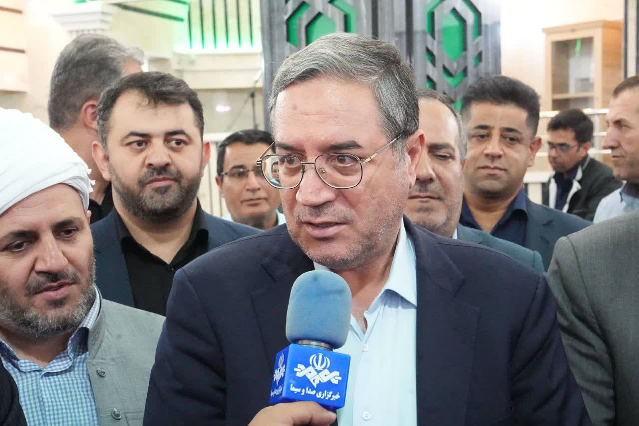 استاندار آذربایجانغربی پای صحبتهای اهالی شهرک شاهد ارومیه نشست + تصاویر